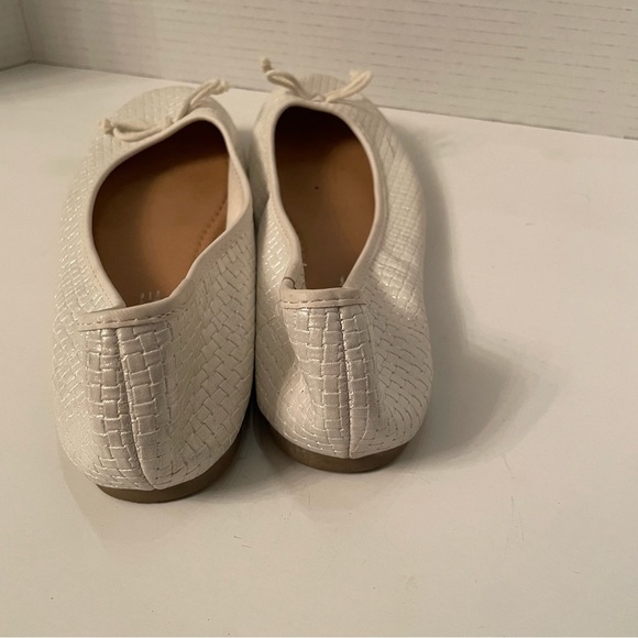 🌸Woman’s  White Pearl Flats by American Eagle Size 9 🌸 - Picture 4 of 6
